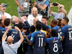 Pelatih Prancis Didier Deschamps larut dalam kegembiraan. Reuters/Christian Hartmann.