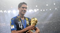 Raphael Varane. Bek Real Madrid ini pegang peranan besar dalam laju Prancis menjuarai Piala Dunia 2018. Juga menjadi segelintir pemain yang masuk starting XI tim juara Liga Champions (klub) dan Piala Dunia (negara) di tahun yang sama. (Foto: Matthias Hangst/Getty Images)