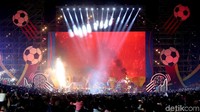 Para penonton juga disuguhi atraksi yang ditampilkan di panggung Konser Piala Dunia.