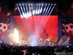 Para penonton juga disuguhi atraksi yang ditampilkan di panggung Konser Piala Dunia.