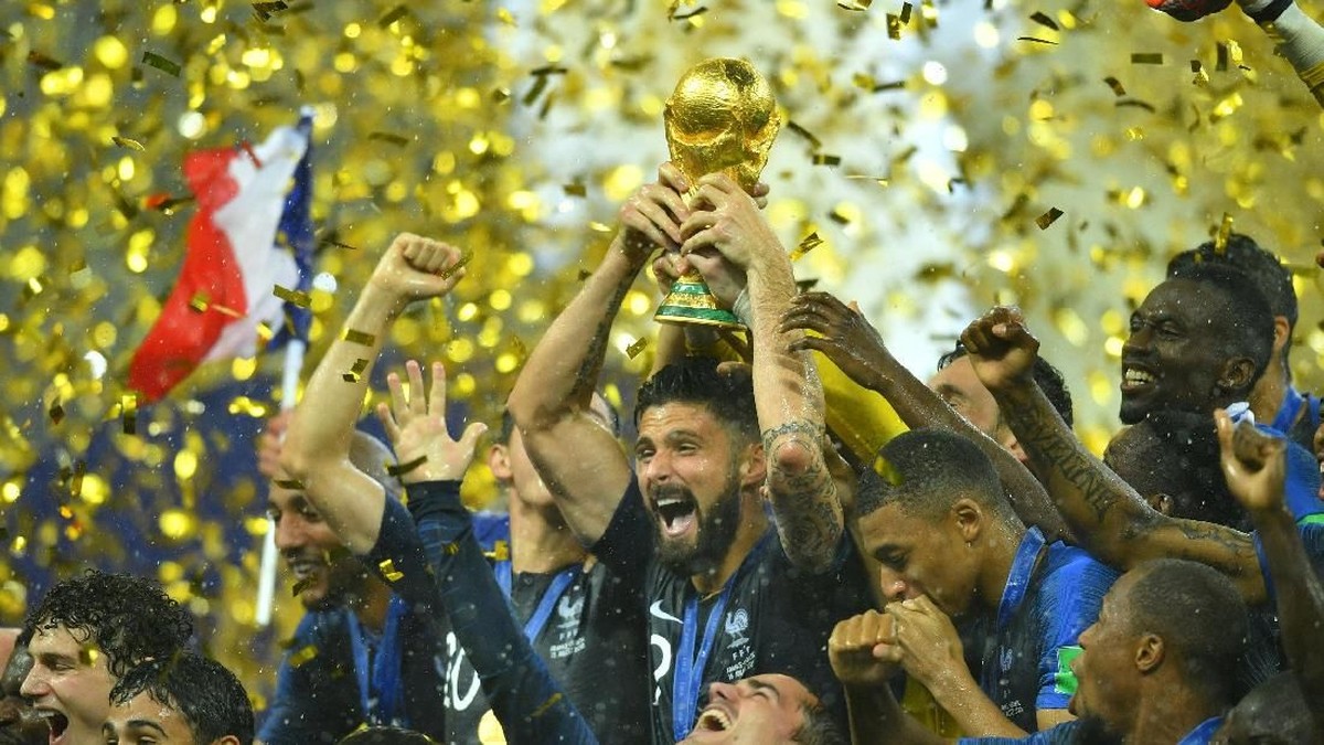 Olivier Giroud mengangkat trofi Piala Dunia 2018. (Foto: Dylan Martinez/REUTERS)