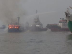 Kapal Pengangkut Barang Pecah Belah Terbakar di Pelabuhan Gresik