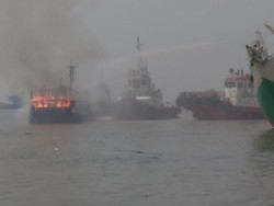 Kapal Pengangkut Barang Pecah Belah Terbakar di Pelabuhan Gresik