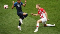 Kylian Mbappe berebut bola dengan Ivan Strinic. Reuters/Christian Hartmann.