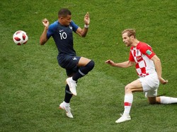 Kylian Mbappe berebut bola dengan Ivan Strinic. Reuters/Christian Hartmann.