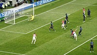 Ivan Perisic melepaskan tendangan yang berbuah gol ke gawang Prancis di menit ke-28. Reuters/Christian Hartmann.