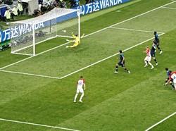 Ivan Perisic melepaskan tendangan yang berbuah gol ke gawang Prancis di menit ke-28. Reuters/Christian Hartmann.