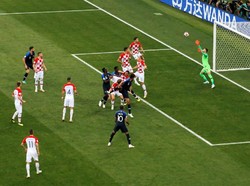 Mario Mandzukic melakukan gol bunuh diri di menit ke-18. Reuters/Maxim Shemetov.