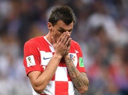 Pemain Kroasia, Mario Mandzukic berduka setelah upaya penyelamatan gawang yang dilakukannya justru menghasilkan gol bunuh diri dan menambah gol untuk Perancis. Istimewa/Laurence Griffiths/Getty Images.