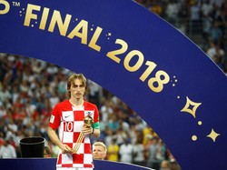 Meski gagal mengantar Kroasia jadi juara, Luka Modric dianugragi Golden Ball alias penghargaan pemain terbaik sepanjang turnamen. (REUTERS/Kai Pfaffenbach)
