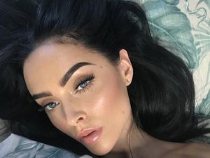 Wanita Ini Punya Cara Kocak Agar Fotonya Terlihat Keren di Media Sosial