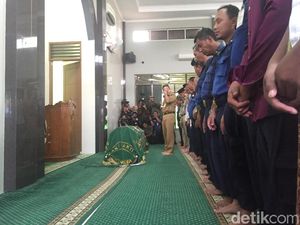 Anies Imami Salat Jenazah Petugas Damkar yang Gugur Saat Tugas