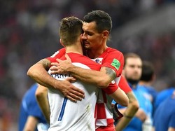 Para pemain Kroasia tampak saling menguatkan atas gagalnya impian mereka untuk menjadi juara Piala Dunia 2018. Istimewa/Dan Mullan/Getty Images.