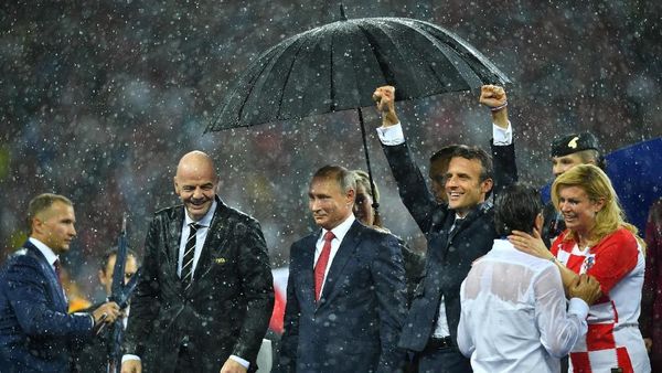 Momen Putin Dipayungi Saat Presiden Kroasia-Prancis Kehujanan