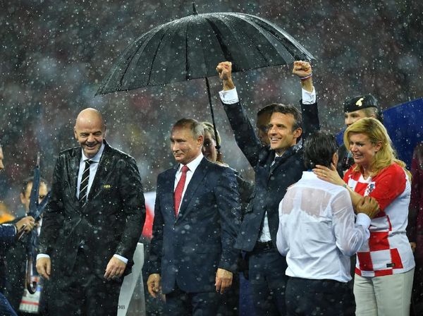Momen Putin Dipayungi Saat Presiden Kroasia-Prancis Kehujanan