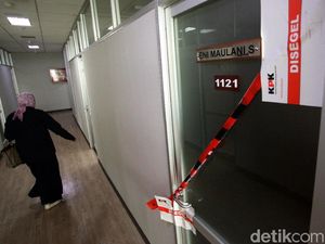 Ruang Kerja Eni Saragih Disegel KPK Ruang Kerja Eni Saragih Disegel KPK