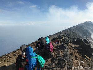 Perjuangan Menapaki Gunung Tertinggi Kedua di Pulau Jawa