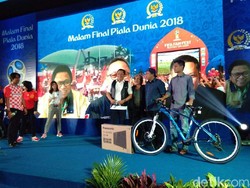 Saat Fahri Hamzah Tiru Gaya Jokowi Bagi-bagi Sepeda