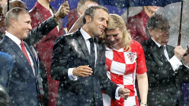 Obrolan hangat antara Emmanuel Macron dan Kolinda Grabar pada upacara pemberian medali dan trofi Piala Dunia 2018. (