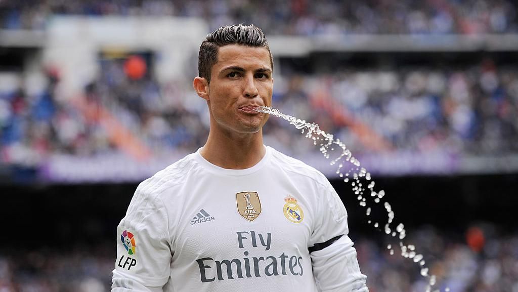 Ronaldo Hingga Messi, Para Bintang Sepakbola yang Muntahkan Air Minumnya