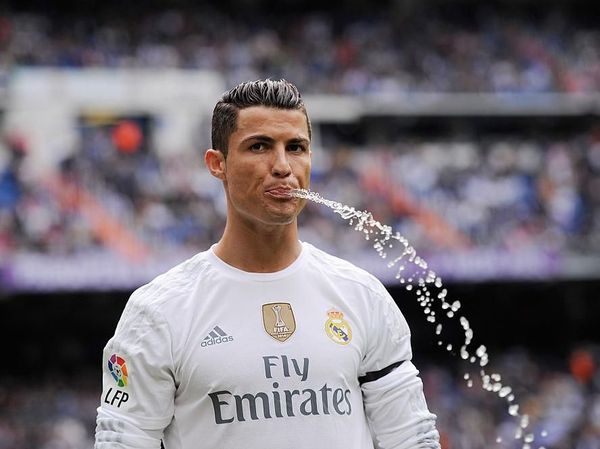 Ronaldo Hingga Messi, Para Bintang Sepakbola yang Muntahkan Air Minumnya