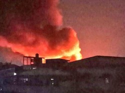 Gudang Material Terbakar di Jakut, 16 Unit Damkar Dikerahkan