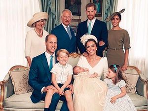 Pangeran George-Putri Charlotte Curi Perhatian di Foto Keluarga Terbaru Pangeran George-Putri Charlotte Curi Perhatian di Foto Keluarga Terbaru