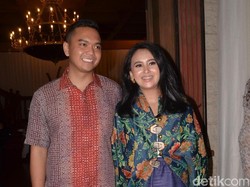 Suit... Ayushita Malu-malu Kepergok Kondangan Bawa Gandengan