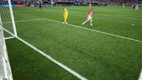 Mario Mandzukic memperkecil kedudukan menjadi 2-4 di menit ke-69. Reuters/Pawel Kopczynski.