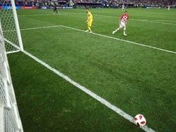 Mario Mandzukic memperkecil kedudukan menjadi 2-4 di menit ke-69. Reuters/Pawel Kopczynski.