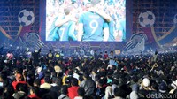 Tak mau kalah, pendukung Prancis juga bersorak-sorai saat gawang Kroasia kebobolan.