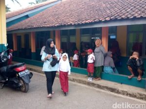 Hari Pertama Sekolah, Atikah Datang Pagi Buta Amankan Bangku Cucunya Hari Pertama Sekolah, Atikah Datang Pagi Buta Amankan Bangku Cucunya