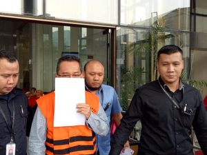 Ditahan KPK, Tersangka Suap Gatot Pujo Tutupi Wajah Pakai Map Putih Ditahan KPK, Tersangka Suap Gatot Pujo Tutupi Wajah Pakai Map Putih