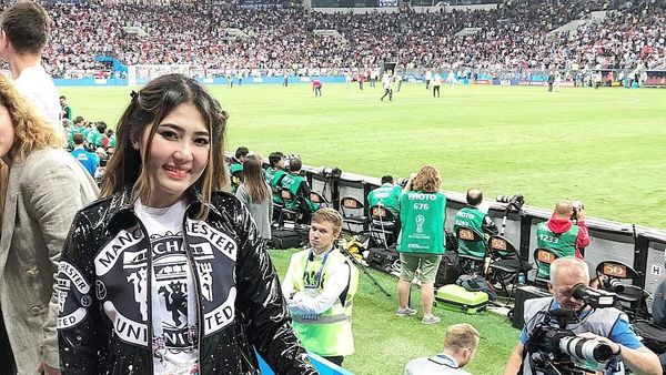 Gaya Via Vallen Saat Nonton Piala Dunia, Ada yang Dibilang Saltum