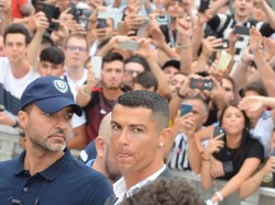Ronaldo dibeli Juventus dari Real Madrid dengan biaya 100 juta euro (sekitar Rp 1,68 triliun) plus tambahan-tambahan senilai 12 juta euro. Ia dikontrak selama empat tahun. Foto: Massimo Pinca/Reuters