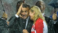 Momen keakraban Presiden Kroasia dan Presiden Prancis di bawah hujan deras yang mengguyur Luzhniki Stadium (Reuters)