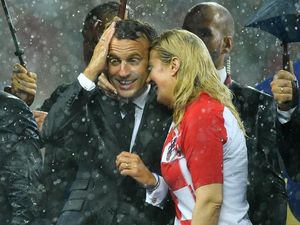Kemesraan Presiden Kroasia-Presiden Prancis di Final Piala Dunia Kemesraan Presiden Kroasia-Presiden Prancis di Final Piala Dunia
