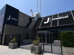 Ini adalah J-Medical, pusat medis Juventus yang terletak di sebelah tribune timur Juventus Stadium. Di tempat inilah Ronaldo menjalani tes medis pada Senin (16/7/2018). Foto: Miguel Medina/AFP.