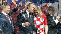 Pada beberapa momen, Kolinda dan Macron juga terlihat sangat akrab. Keduanya hujan-hujanan sebelum memberikan medali ke pemain Prancis (REUTERS/Damir Sagolj).
