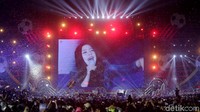 Deretan artis papan atas Indonesia menghibur penonton sebelum pertandingan final dimulai.