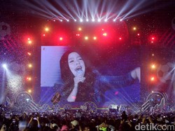 Deretan artis papan atas Indonesia menghibur penonton sebelum pertandingan final dimulai.