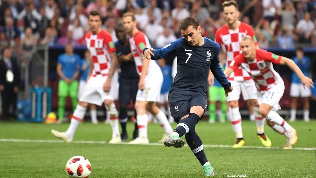 Antoine Griezmann mencetak gol penalti di babak pertama final Piala Dunia 2018 (Foto: Laurence Griffiths/Getty Images)