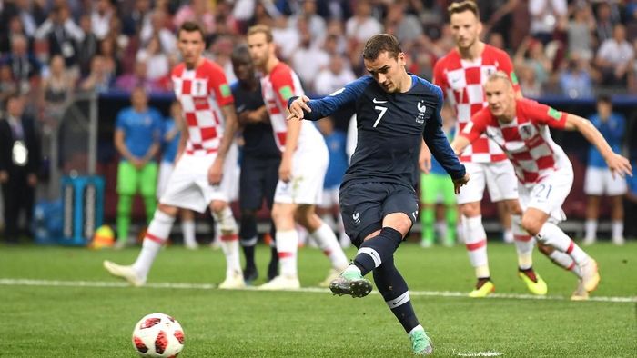 Antoine Griezmann mencetak gol penalti di babak pertama final Piala Dunia 2018 (Foto: Laurence Griffiths/Getty Images) Antoine Griezmann mencetak gol penalti di babak pertama final Piala Dunia 2018 (Foto: Laurence Griffiths/Getty Images)