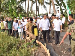 Ke Bondowoso, Mendes Tinjau Padat Karya Cash untuk Bangun Jalan