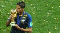 Raphael Varane masuk starting XI Real Madrid yang memenangi final Liga Champions 26 Mei lalu. Ia pun main sedari menit awal ketika Prancis berjaya di final Piala Dunia 2018 pada 15 Juli. (Foto: Michael Dalder/Reuters)