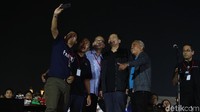 Chairman CT Corp Chairul Tanjung berswafoto dengan latar belakang penonton nobar Piala Dunia 2018.
