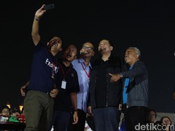 Chairman CT Corp Chairul Tanjung berswafoto dengan latar belakang penonton nobar Piala Dunia 2018.