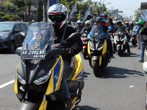 Komunitas Skutik Ini Kompak Padati Candi Borobudur