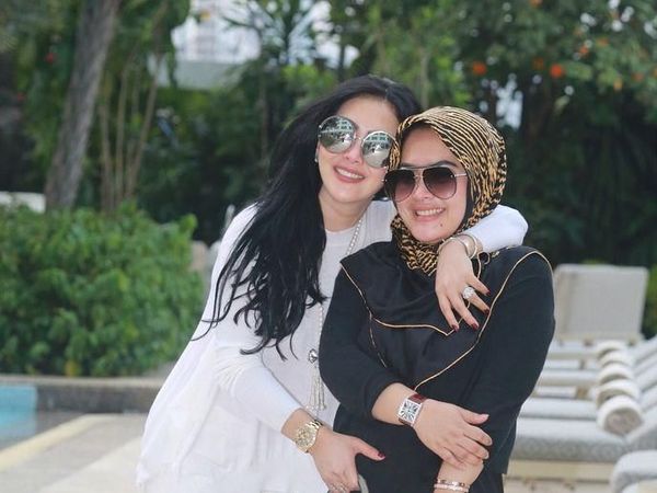 Gaya Cetar Syahrini dan Adiknya Pakai Tas Hermes Seharga Rumah