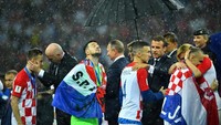 Presiden Kroasia mencoba membesarkan hati pemainnya usai kalah di laga final Piala Dunia 2018 (REUTERS/Dylan Martinez)